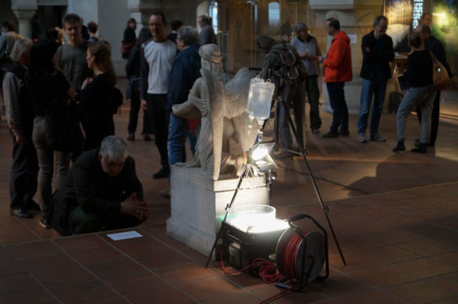 André Werner, “Infundere”, 2016, Overhead-proctor, water, infusion apparatus, dimension variable. Exhibition view.