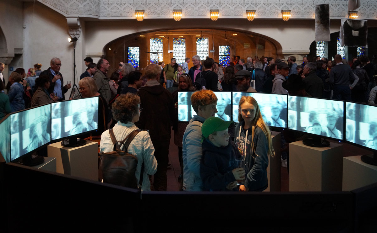 Circles, interactive installation for 13 monitors and a curious person, by André Werner. Berlin, 25-27 May 2017. Part of the exhibition Zeig Dich! at the Zwingli church.