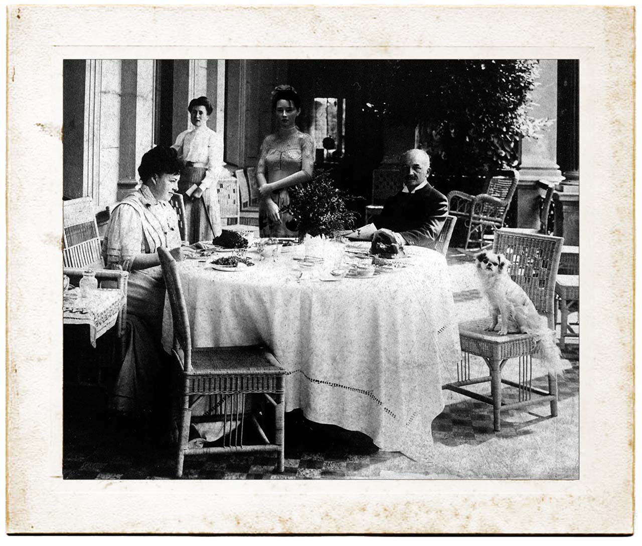 Felina Schrödinger mit Elly und Wilhelm von Siemens auf der Terrasse von Schloss Biesdorf.