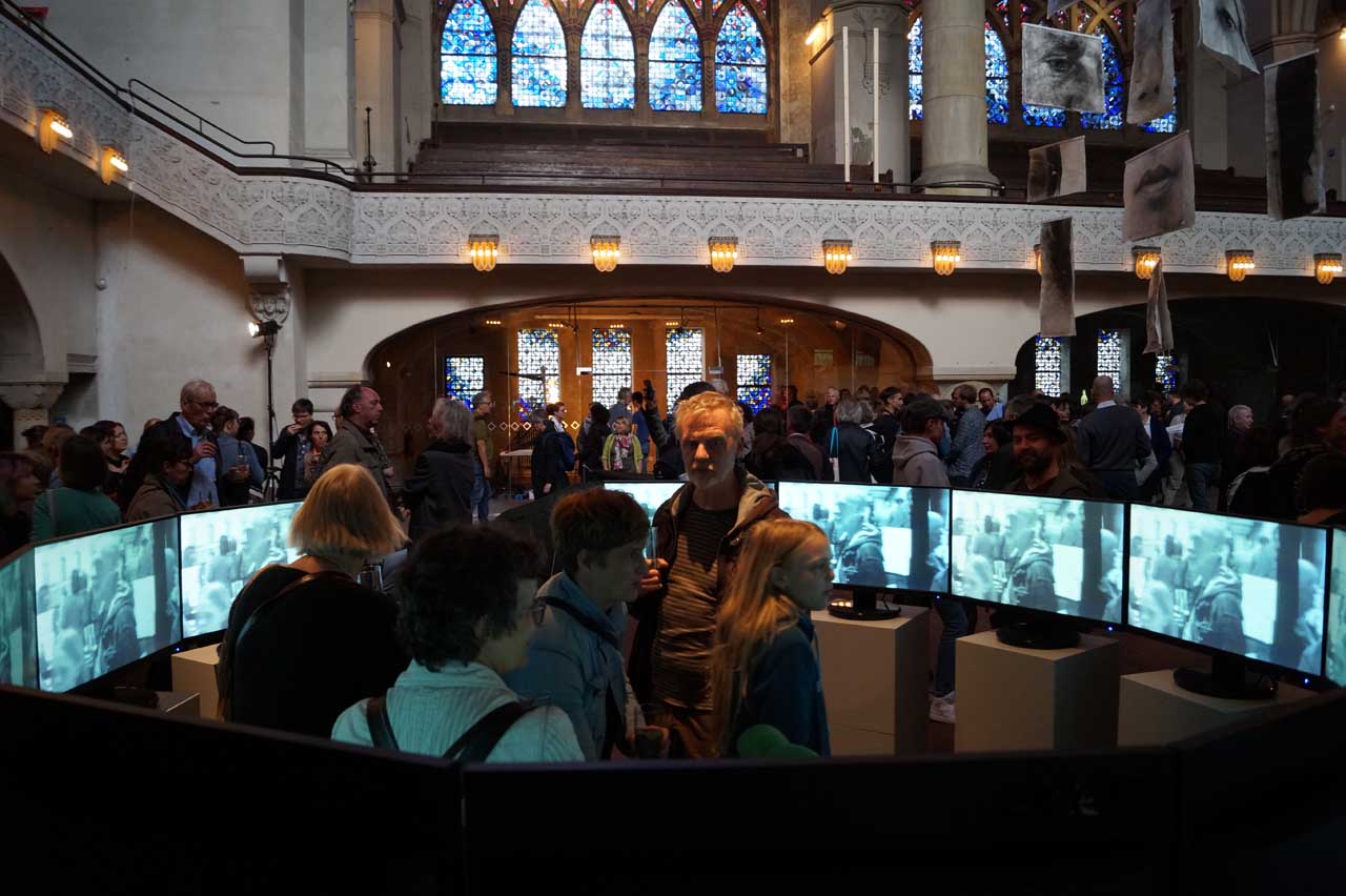 Circles, interactive installation for 13 monitors and a curious person, by André Werner. Berlin, 25-27 May 2017. Part of the exhibition Zeig Dich! at the Zwingli church.